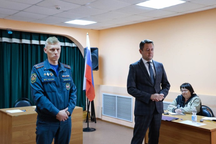 В Новомосковске сотрудник МЧС рассказал жителям о важности пожарной безопасности