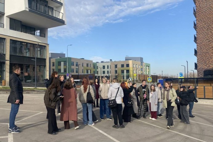 Город как учебник. В Перми прошел урбан-тур с участием студентов-архитекторов и застройщиков Город как учебник. В Перми прошел урбан-тур с участием студентов-архитекторов и застройщиков