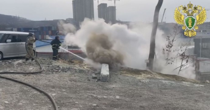 Во Владивостоке мужчина получил ожоги, пройдя по песку