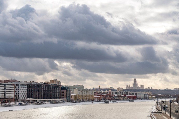 Мокрый снег, гололед и порывистый ветер: москвичей предупредили об ухудшении погоды