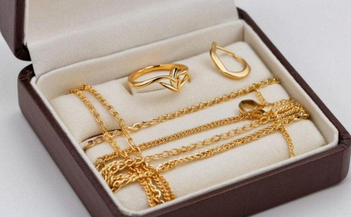 Южносахалинец подменил украшения сестры на бижутерию Южносахалинец подменил украшения сестры на бижутерию