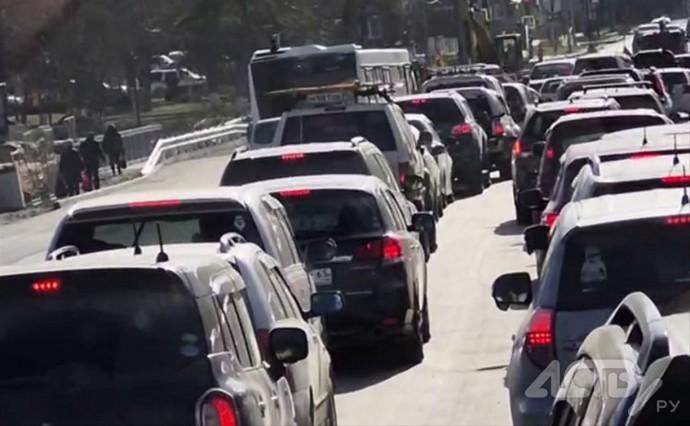 Снова "тройка": еще один автобус заметили на встречной полосе в Южно-Сахалинске Снова "тройка": еще один автобус заметили на встречной полосе в Южно-Сахалинске