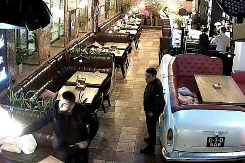 В Благовещенске в баре на Ленина мужчина открыл стрельбу из сигнального пистолета