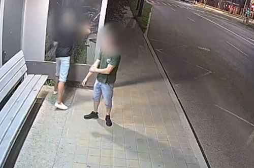 В Благовещенске пьяный мужчина вступил в бой с автобусной остановкой