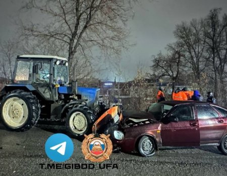 В Уфе «Лада Приора» врезалась в стоящий на краю дороги трактор