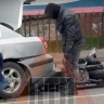 В центре Пензы мотоциклист залетел под легковушку