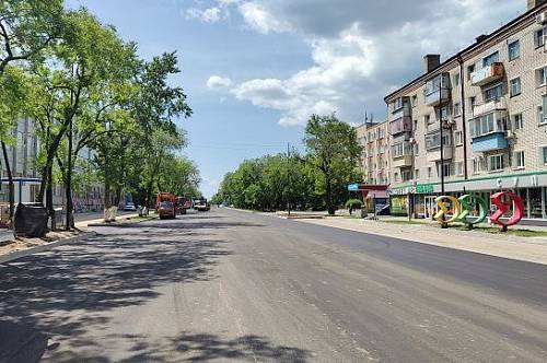 В Благовещенске на улице Ленина начали укладывать новый асфальт