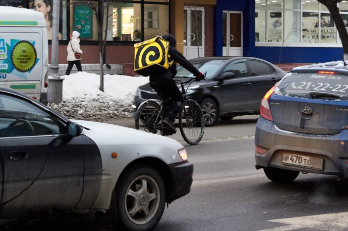 В Пензе водитель легковушки сбил курьера
