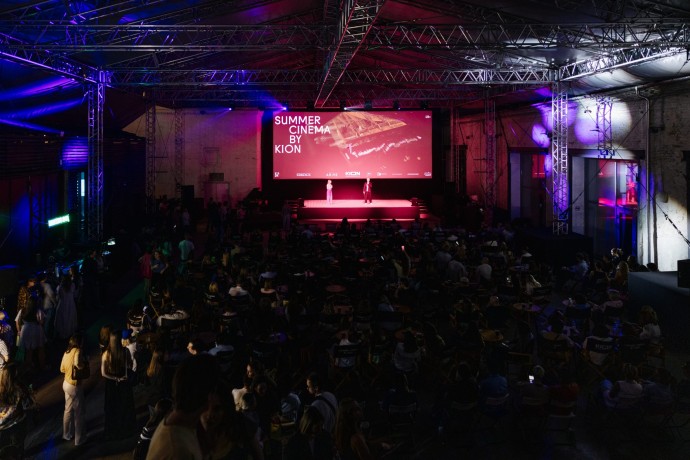 Кино под открытым небом: в Москве открылся летний кинотеатр Summer Cinema by KION