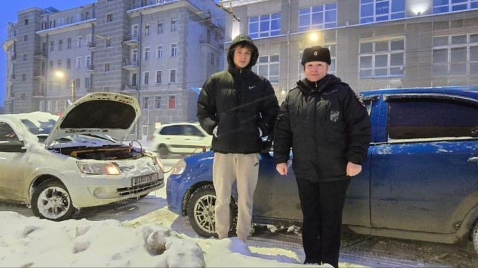 Сотрудник полиции помогла застрявшему на трассе водителю Сотрудник полиции помогла застрявшему на трассе водителю