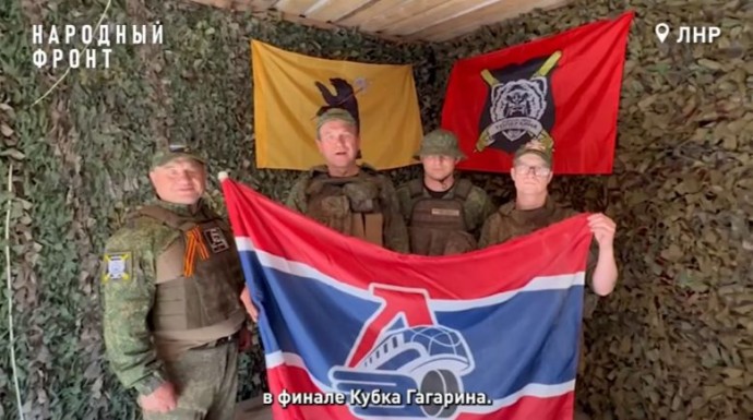 Ярославские бойцы из зоны СВО поздравили «Локомотив» с победой