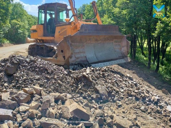 Без пробки не обойтись: в Приморье взялись за ремонт трассы в Анучинском округе