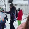 Женщина дала ребенку пощечину за плохие фото на российском курорте и попала на видео