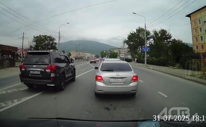 В Южно-Сахалинске появилась "заштрихованная" полоса для движения