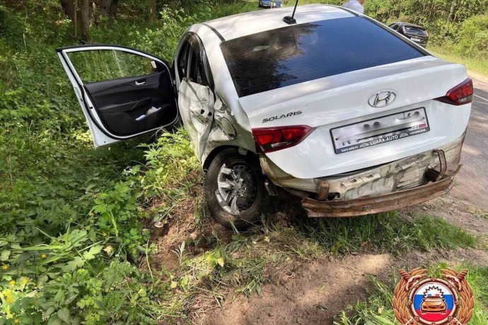Колесо у иномарки вырвало после ДТП под Тверью