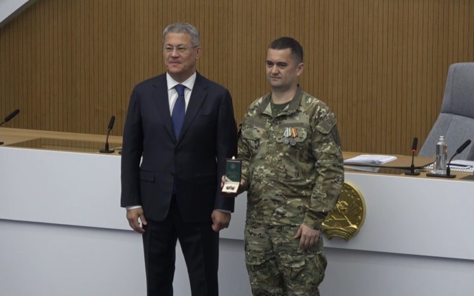 Радий Хабиров вручил госнаграды участникам СВО