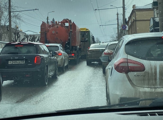 ДПС огородили троллейбус: в Пензе в огромной пробке встала улица Кирова