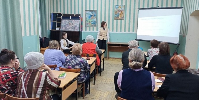 Пенсионерок научили не попадаться на интернет-мошенников