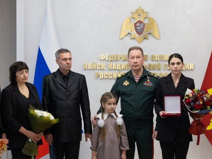 Родным белгородского росгвардейца вручили награду Героя России