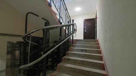 Россиянам сообщили о возможных санкциях за размещение коляски или велосипеда в подъезде