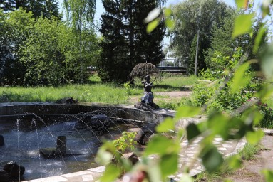 Металлическая девушка расположилась среди берез на костромской ГРЭС