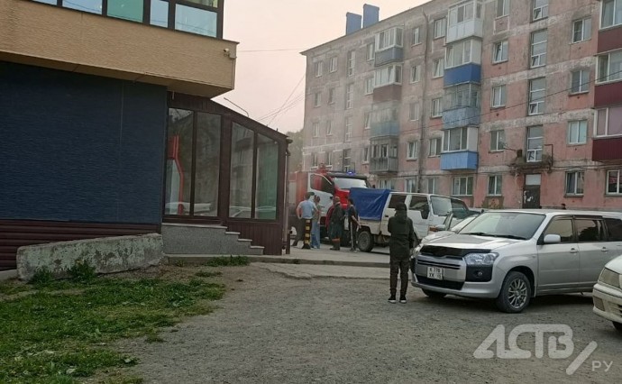 Появились кадры с места пожара в здании супермаркета "Счастье" в Корсакове
