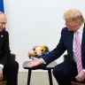 Путин и Трамп поздравили друг друга с 80-летием Победы, но через третьих лиц