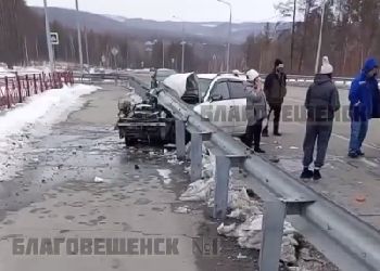 На федеральной трассе в Приамурье Nissan снес леерное ограждение