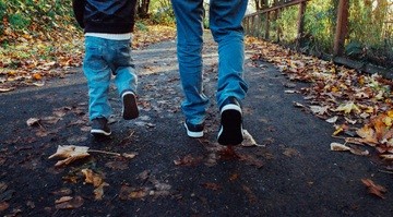 В Госдуме предложили сокращать рабочий день для пап с маленькими детьми