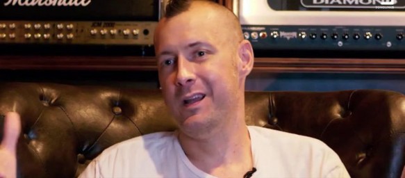 Нашли в луже крови: стало известно, как умер басист Limp Bizkit Сэм Риверс