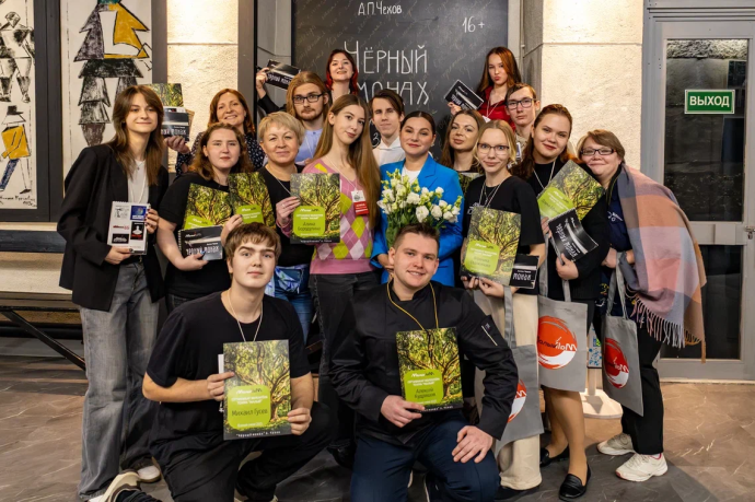 Волонтёры театра «Малый» проводили осень