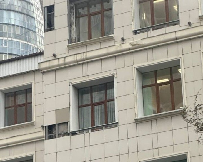 Плитка падает на головы детей во Владивостоке Плитка падает на головы детей во Владивостоке