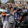 Вучич: Протестующие разрушили офис правящей партии Сербии в Нови-Саде