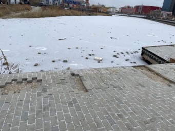 В Якутске вандалы выломали тротуарную плитку и выбросили её в Талое озеро