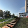 Симаков вместе с детьми сколотили деревянную лестницу на Московской
