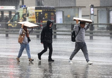 «Желтый» уровень опасности из-за дождя объявлен в Москве в ночь на вторник