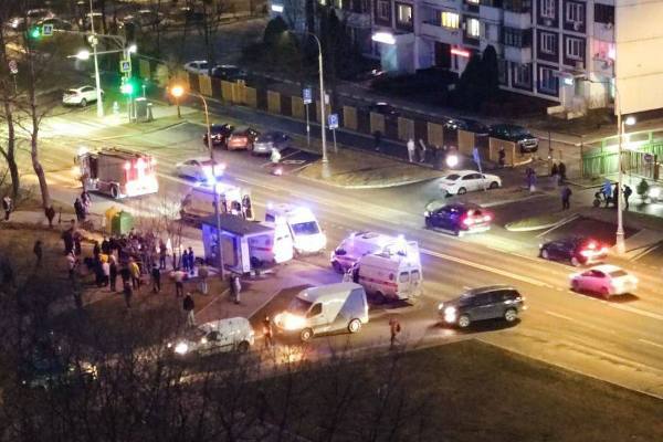 В Москве скорая помощь влетела в остановку с людьми