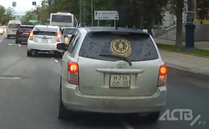 "С левой полосы и на красный": гоняющий по Южно-Сахалинску автохам в очередной раз попал в объектив
