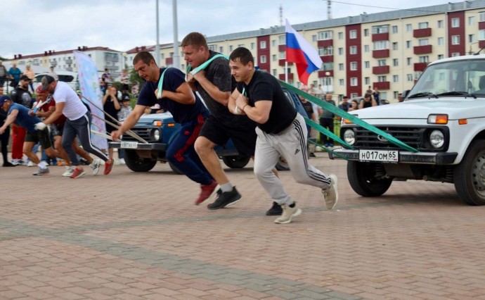 Отечественные автомобили перетягивали тросом сахалинцы в Томари