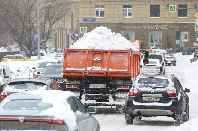 На дороги Москвы выехала техника для обработки перед снежным бураном