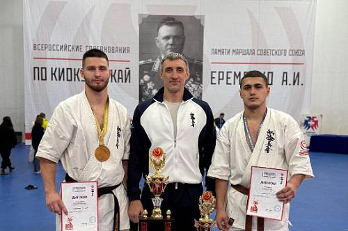 Амурские каратисты завоевали полный комплект медалей в Москве Амурские каратисты завоевали полный комплект медалей в Москве