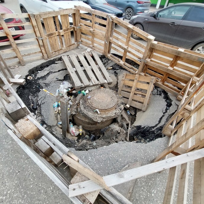 В центре Кирова образовалась огромная дыра