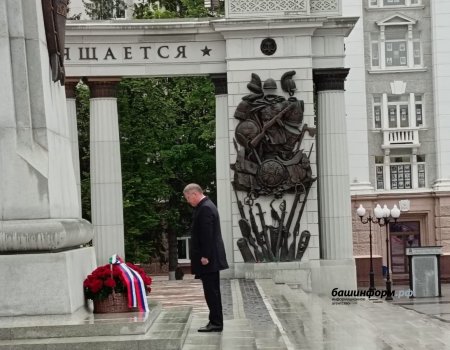 Глава Башкирии возложил цветы к памятнику генералу Шаймуратову