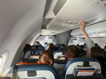 Самолет не смог вылететь из Салехарда в Уфу из-за обледенения