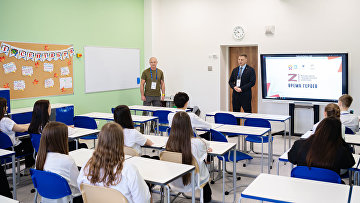 Участники "Время героев" провели патриотические классные часы в "Сириусе"