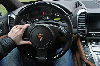 Украинца на Porsche Cayenne обязали вернуть выплаченные соцвыплаты