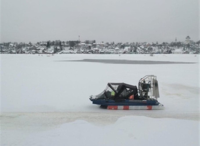 В Тутаеве между берегами начало курсировать судно на воздушной подушке В Тутаеве между берегами начало курсировать судно на воздушной подушке