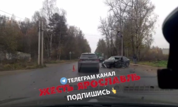 В Ярославле иномарка столкнулась с мусоровозом В Ярославле иномарка столкнулась с мусоровозом