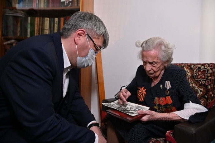 Глава Бурятии 8 марта навестил 97-летнюю участницу трудового фронта