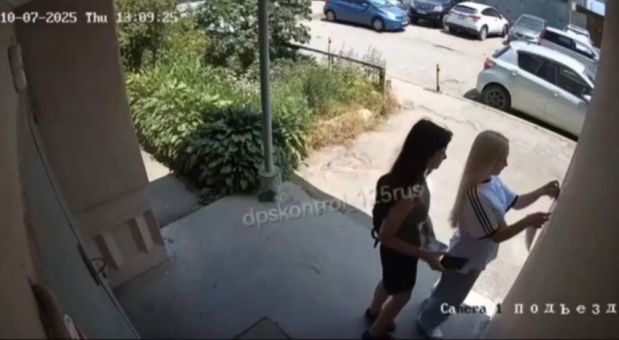 Малолетние девицы зазывали листовками новых «кладменов» во Владивостоке